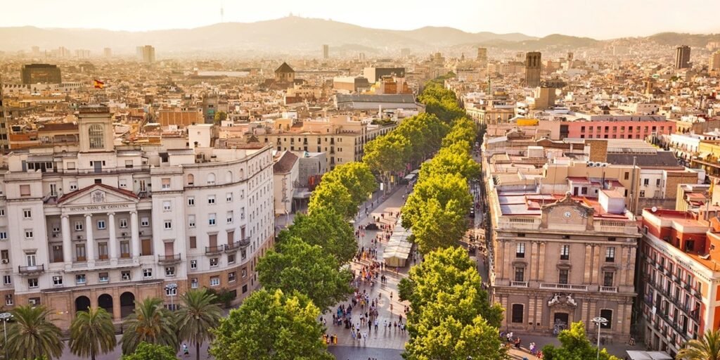 La Rambla ist eine lebhafte und ikonische Straße in Barcelona, die mit Straßenkünstlern, Geschäften und Cafés gesäumt ist.