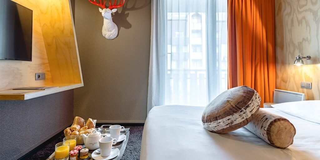 Das Hotel Le Refuge des Aiglons bietet schicke Zimmer mit Blick über Chamonix
