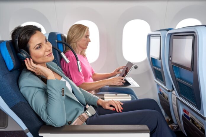 Frau Sitzt in die Premium Confort Class von KLM