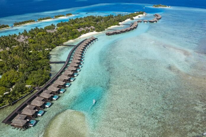 Das Sheraton Maldives Full Moon Resort & Spa ist ein luxuriöses Resort auf den Malediven mit traumhaften Stränden und kristallklarem Wasser. (c) Marriott International