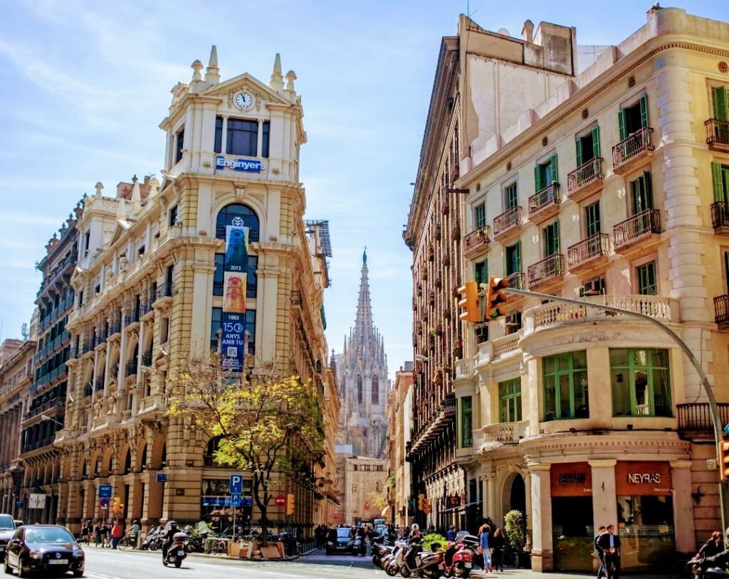 Via Laietana mit der Kathedrale von Barcelona im Hintergrund