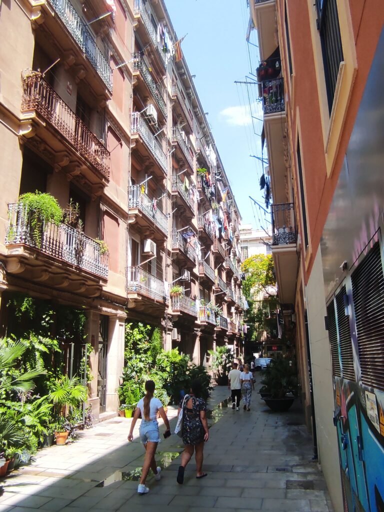 Die engen Straßen sind eine der charakteristischen Merkmale des Viertels Barceloneta.