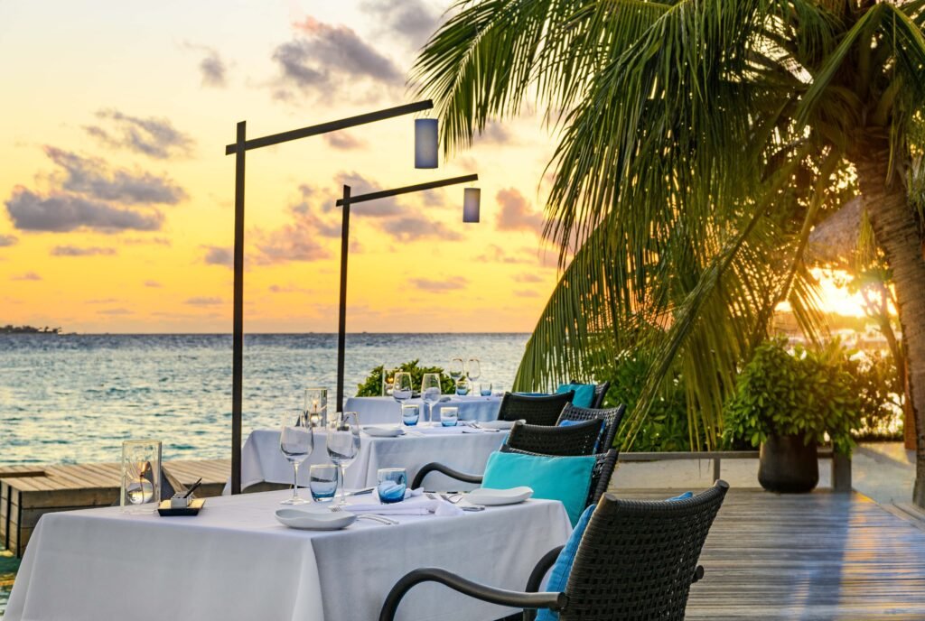 Im Sheraton Maldives Full Moon Resort & Spa kannst du nicht nur köstliches Essen genießen, sondern auch den atemberaubenden Meerblick während deiner Mahlzeiten erleben. (c) Marriott International