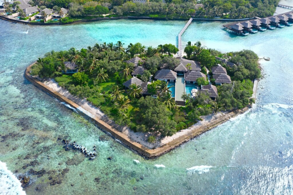 Das Sheraton Maldives Full Moon Resort & Spa liegt an einem idyllischen Ort mit weißen Sandstränden und türkisblauem Wasser. (c) Marriott International