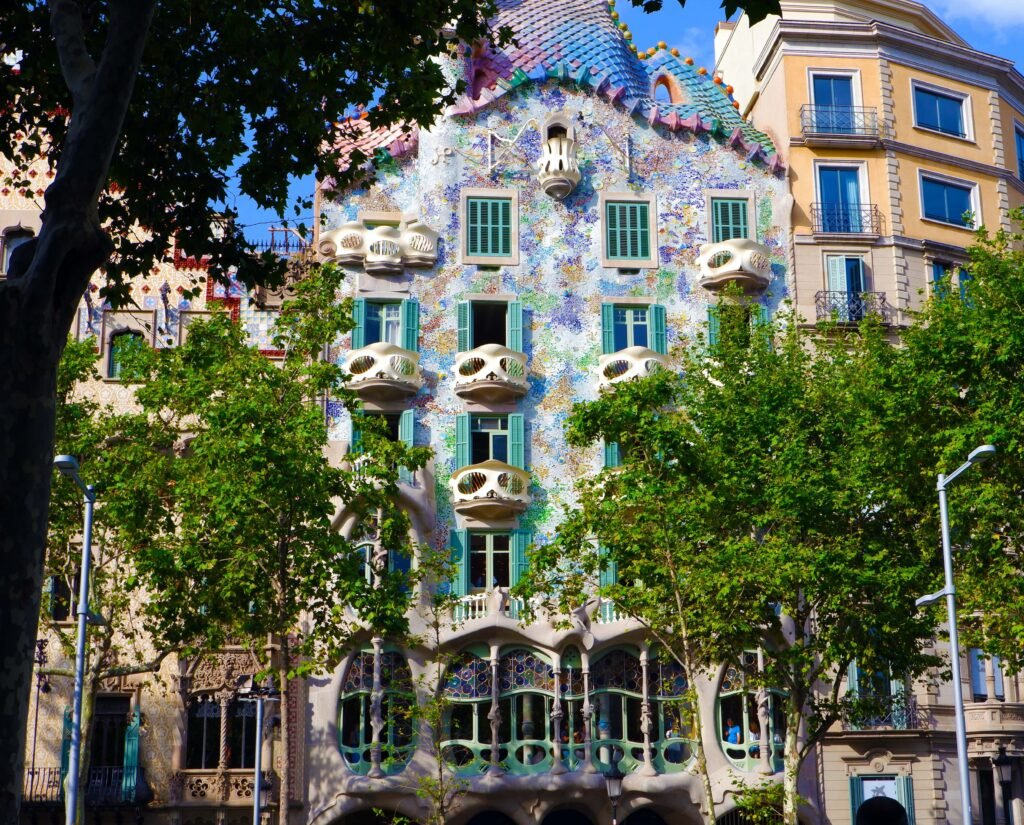 Die Casa Batlló, ein architektonisches Meisterwerk von Antoni Gaudí, ist ein wahrhaft faszinierendes Gebäude in Barcelona.