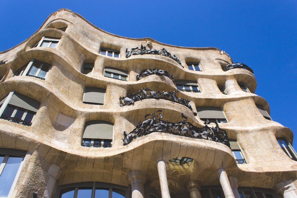 Die Casa Milà, auch bekannt als La Pedrera, ist ein weiteres beeindruckendes Beispiel für die innovative Architektur von Antoni Gaudí in Barcelona.