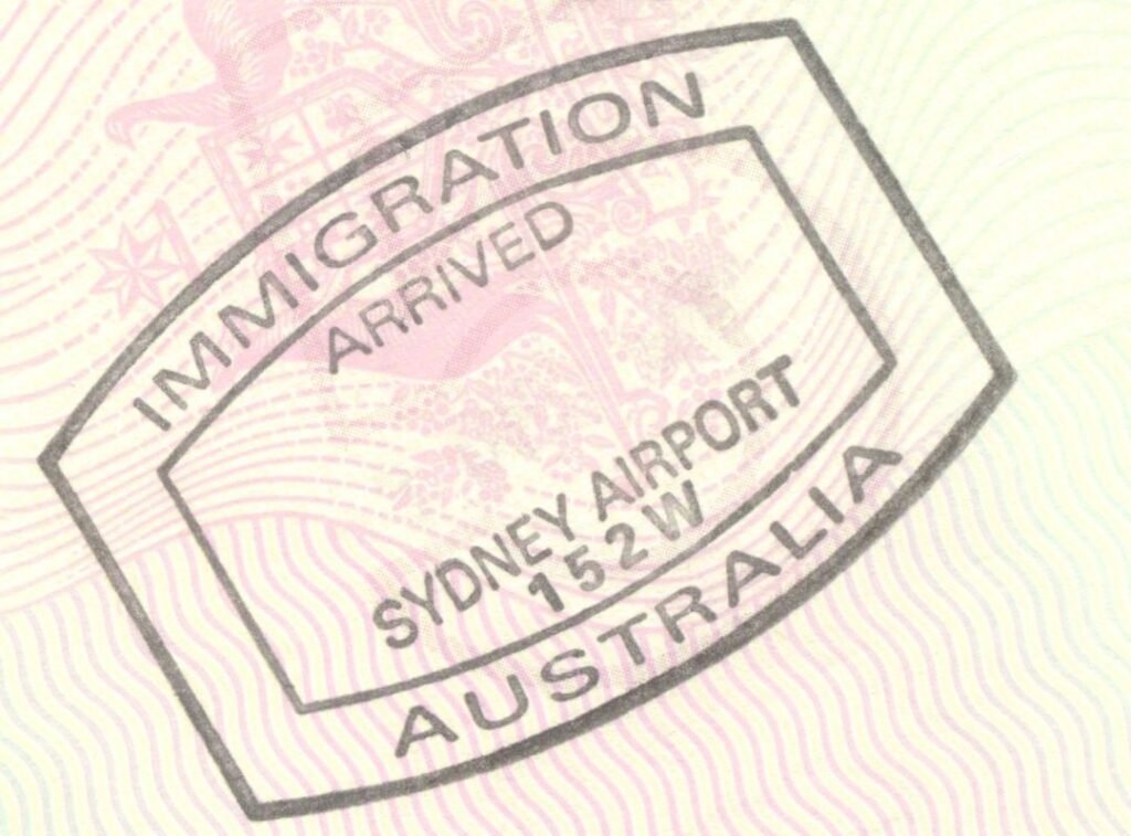 Du kannst ein Visitor Visum oder ein ETA beantragen, um nach Australien zu reisen.