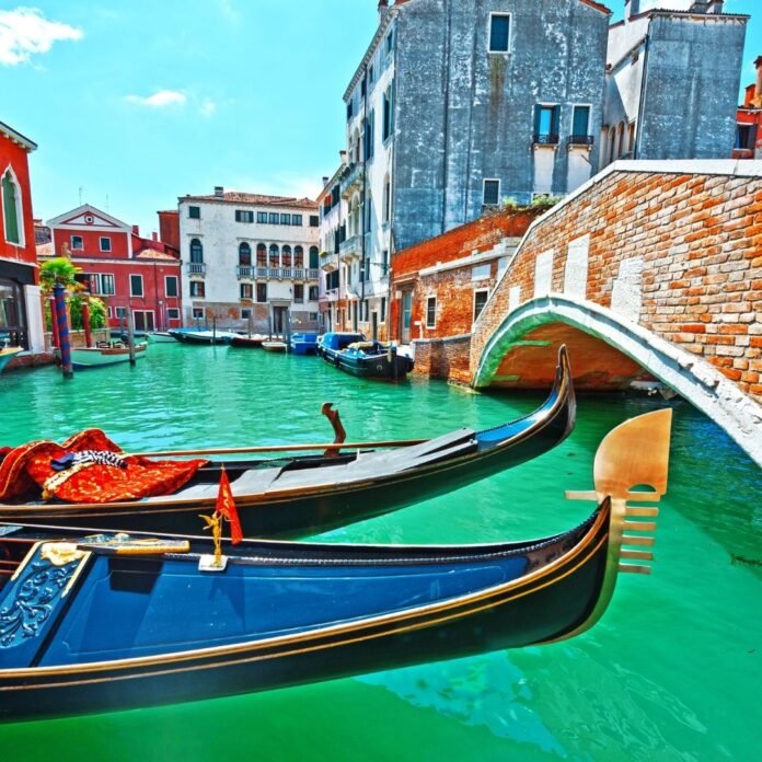Ab dem Jahr 2024 wird Venedig von Tagestouristen eine Gebühr von 5 Euro erheben, um den Massentourismus einzudämmen und die mögliche Aufnahme auf die Liste des gefährdeten Welterbes der UNESCO zu verhindern.