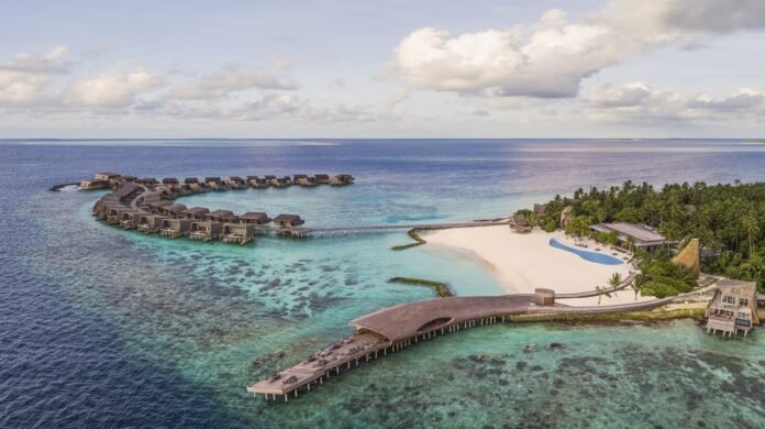 Das St. Regis Maldives Vommuli Resort, das im November 2016 eröffnet wurde, liegt auf einer privaten Insel in einem abgelegenen Atoll der Malediven, umgeben von einer blühenden Meereswelt.