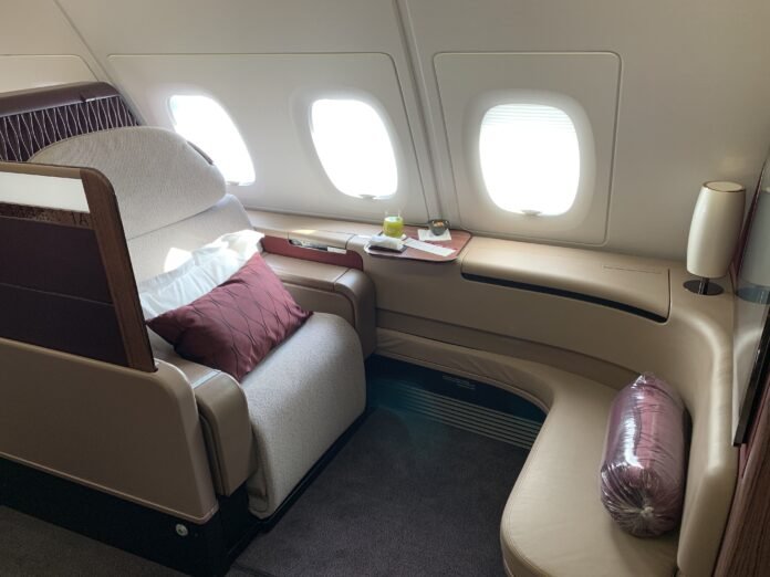 Qatar Airways kündigt das Comeback der First Class an! Erfahre mehr über die neugestaltete Kabine und das luxuriöse Reiseerlebnis.