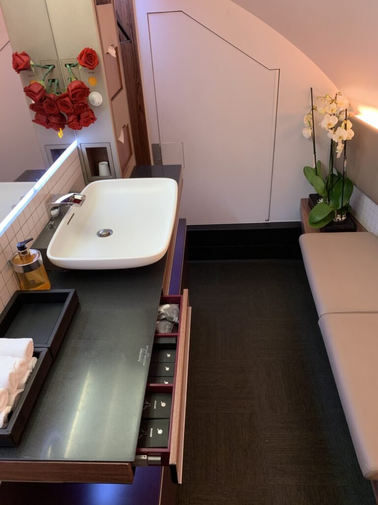 In der First Class von Qatar Airways erwartet Passagiere eine Toilette mit erstklassiger Ausstattung und Komfort.