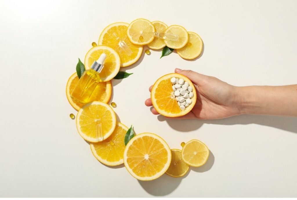 Vitamin C ist in vielen Lebensmitteln vorhanden und kann auch als Nahrungsergänzungsmittel eingenommen werden.