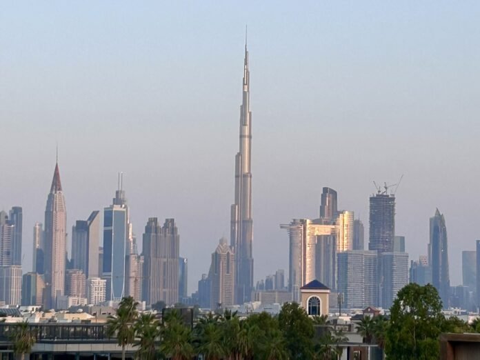 Blick aus dem Hyatt Centric Dubai Jumeirah auf die Skyline mit Burj Khalifa