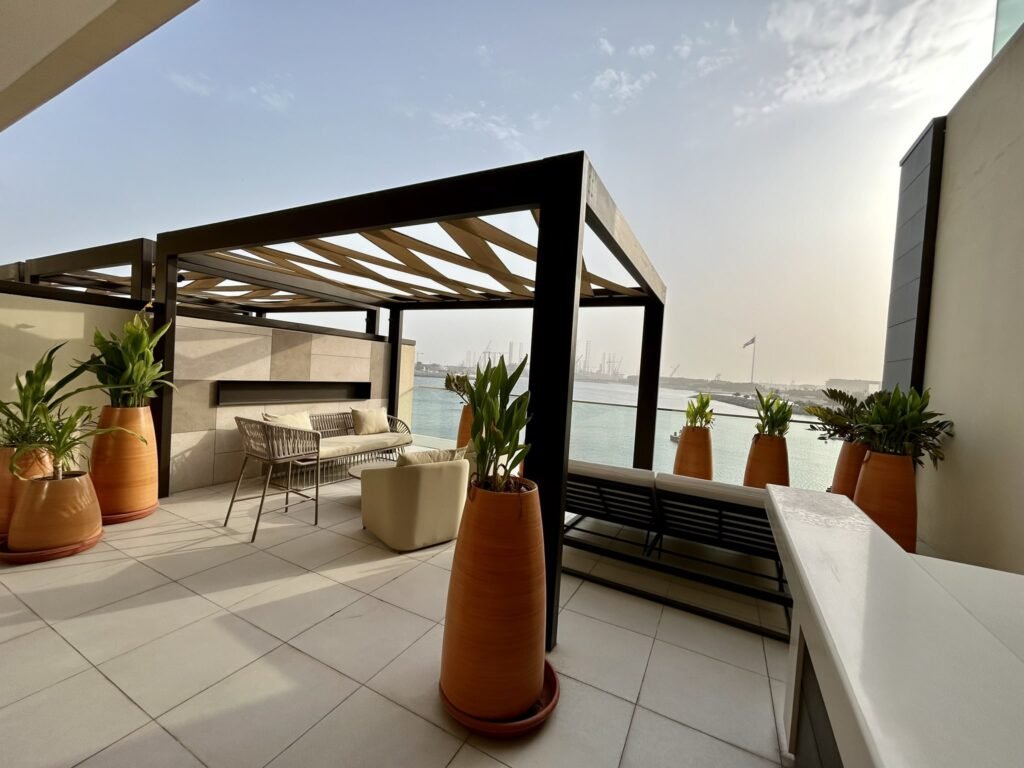 Terrasse Executive Suite mit eigener Bar im Hyatt Centric Dubai