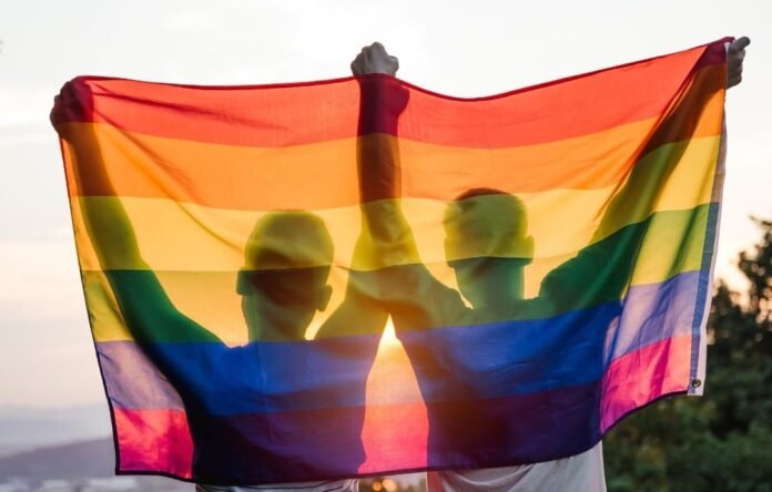 Mitte Juni hat der thailändische Senat mit überwältigender Mehrheit für die Gleichstellung von LGBTQ+-Partnerschaften gestimmt.