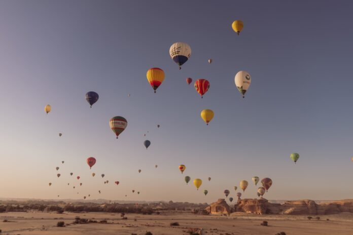 AlUla bringt seinen beeindruckenden Heißluftballon nach Deutschland! Erlebe das Wüsten-Feeling schon jetzt – und freue dich auf das AlUla Skies Festival 2024.Copyright Royal Commission for AlUla (RCU)