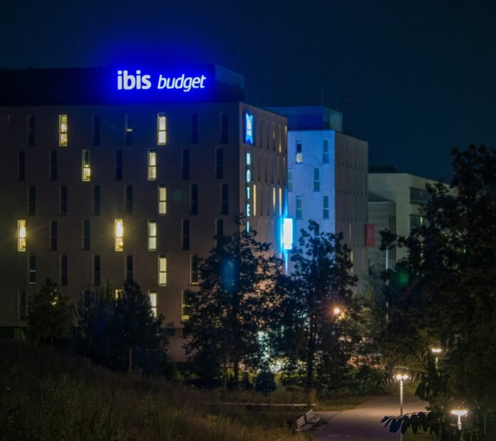 Mit dieser Aktion kannst du in ausgewählten ibis Hotels in 31 Ländern viele Bonuspunkte sammeln. Bild: Matias Luge auf Unsplash