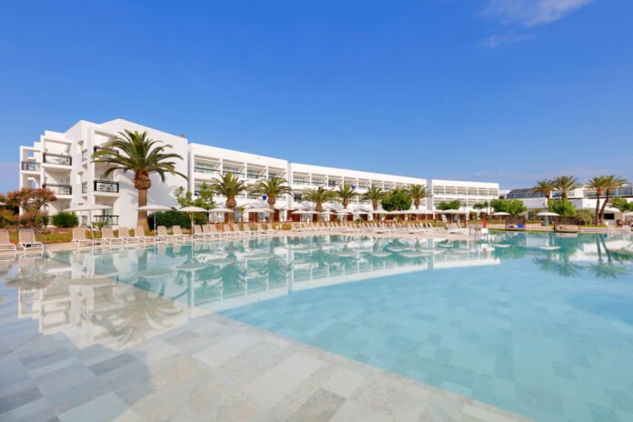 Palladium Resorts Teil von Wyndham: 5 All-Inclusive-Hotels der Palladium Hotel Group auf Ibiza und Menorca erweitern das Wyndham-Portfolio. Bild: Grand Palladium Select Palace Ibiza - Swimming Pool