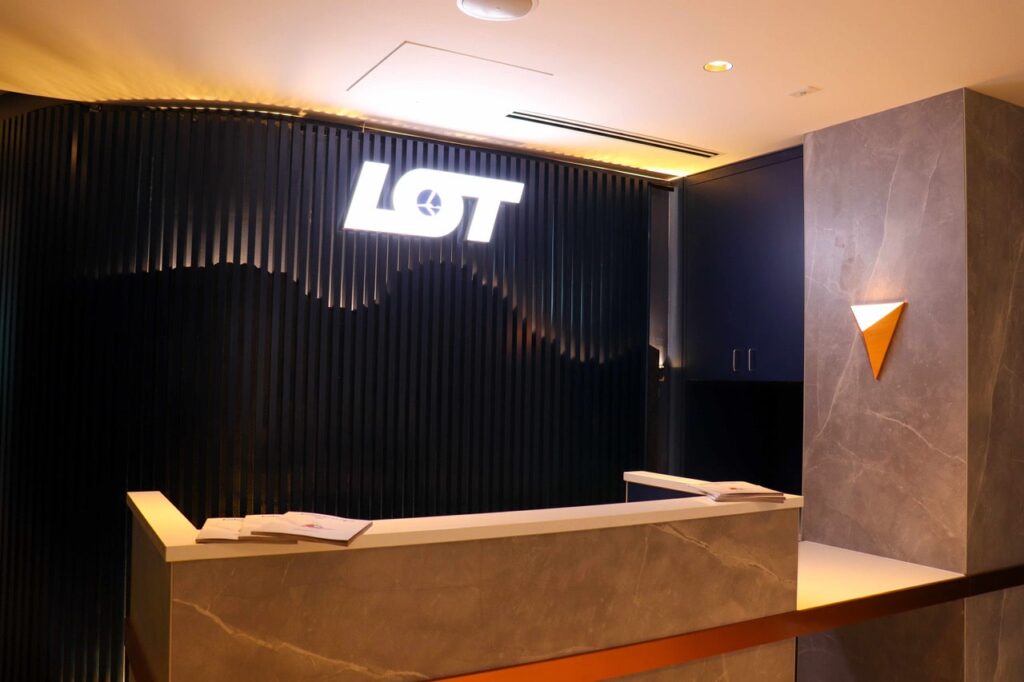 LOT Business Lounge Chicago - reception (c) LOT Polish Airlines