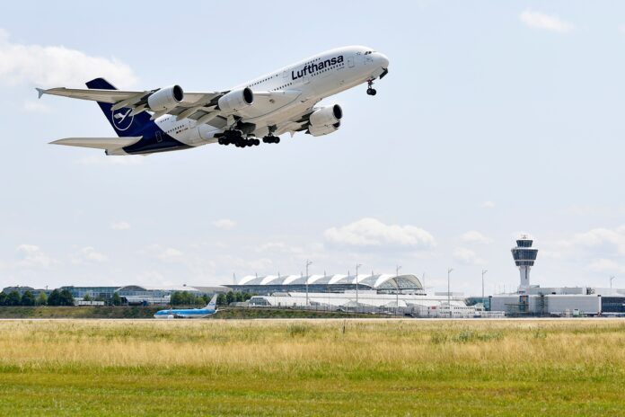 Lufthansa fliegt ab dem 30. April 2025 mit dem Airbus A380 nach Denver und feiert damit eine Premiere. Dabei bietet der Flug Platz für 509 Passagiere.