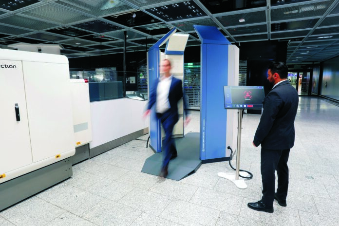 Der Flughafen Frankfurt nutzt als weltweit Erster Walk-Through-Scanner für schnellere Sicherheitskontrollen.